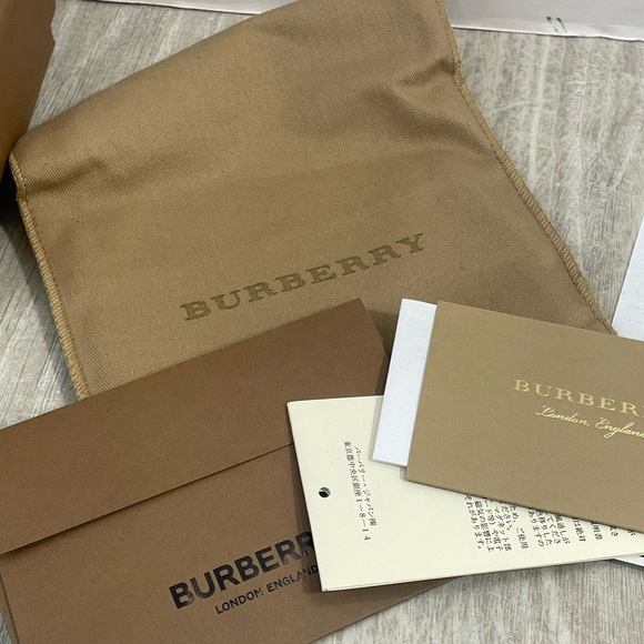 Authentic BURBERRY 2 leather compact wallets with cards, duster and certificate - Picture 4 of 14